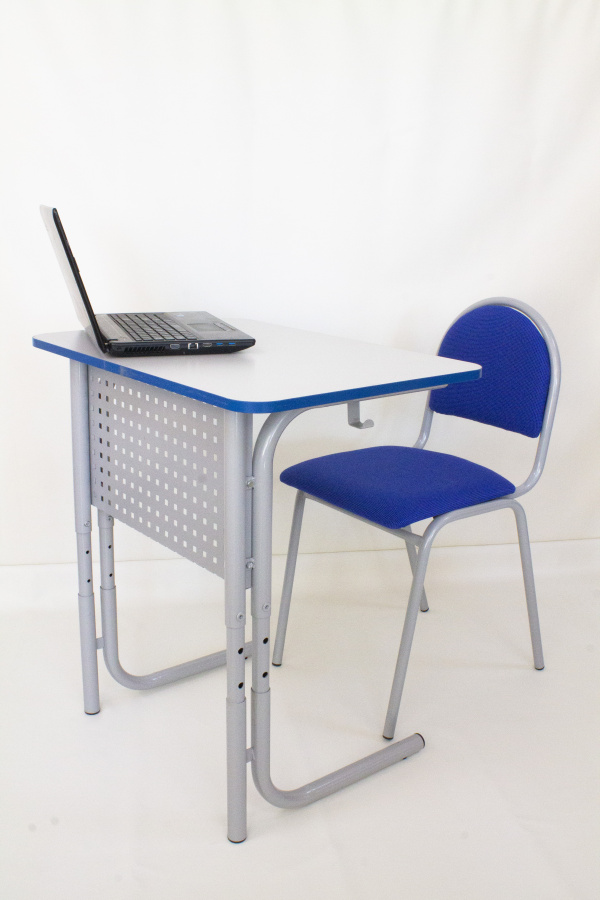 Стол 1-местный регулируемый кр.тр. 3-5 гр. (ЛДСП "серый", кр. синяя; экран - перф., м/к серый)